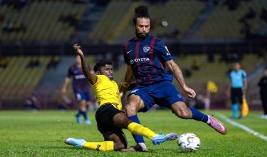 Pemain Negeri Sembilan FC A Selvan (kiri) bersaing dengan pemain Johor Darul Ta’zim La Vere Lawrence Corbin-Ong (kanan) di Stadium Tuanku Abdul Rahman Paroi malam tadi / Foto BERNAMA
