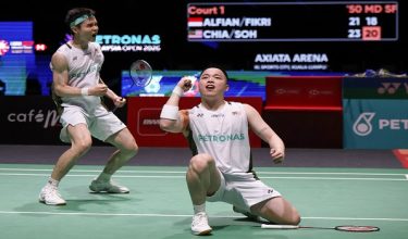 Beregu lelaki negara,  Aaron Chia dan Soh Wooi Yik menjerit kegembiraan selepas menewaskan beregu lelaki Indonesia Fajar Alfian dan Muhammad Shohibul Fikri pada Kejohanan Badminton Terbuka Malaysia Petronas 2026 di Stadium Axiata Arena hari ini.