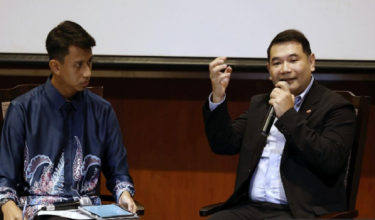 Rafizi Ramli pada Sesi Townhall bersama Kepimpinan Mahasiswa UiTM cawangan Selangor di UiTM Puncak Alam di sini malam tadi./ BERNAMA