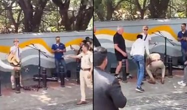 Tidak menyedari identiti Ed Sheeran, pegawai polis meminta beliau menghentikan persembahan kerana mendakwa tiada kebenaran rasmi/Reuters