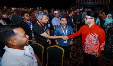 MELAKA, 10 Feb -- Menteri di Jabatan Perdana Menteri (Hal Ehwal Agama), Dr Zulkifli Hasan (kanan) meluangkan masa beramah mesra bersama bakal-bakal petugas haji semasa hadir pada Perasmian Program Pengukuhan Petugas Haji Tanah Suci 1447H/2026M di Kem Permata Resort, hari ini.

-- fotoBERNAMA (2026) HAK CIPTA TERPELIHARA