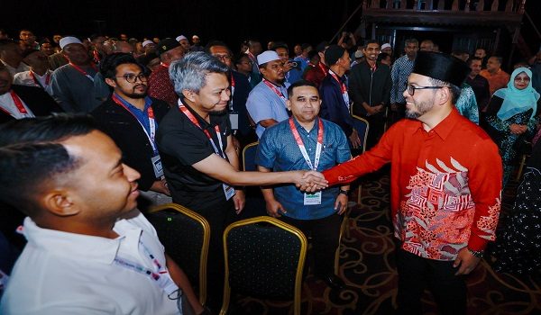 MELAKA, 10 Feb -- Menteri di Jabatan Perdana Menteri (Hal Ehwal Agama), Dr Zulkifli Hasan (kanan) meluangkan masa beramah mesra bersama bakal-bakal petugas haji semasa hadir pada Perasmian Program Pengukuhan Petugas Haji Tanah Suci 1447H/2026M di Kem Permata Resort, hari ini.

-- fotoBERNAMA (2026) HAK CIPTA TERPELIHARA