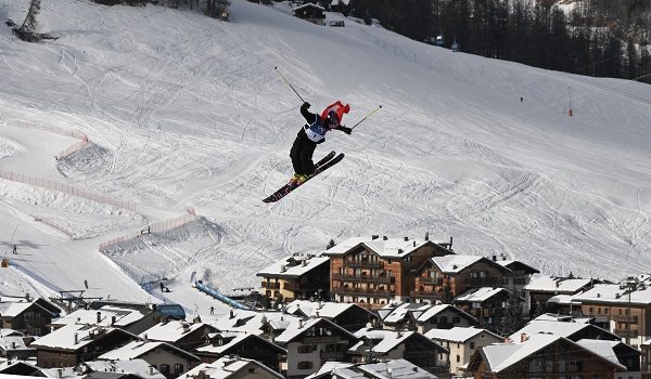 Mathilde Gremaud dari Switzerland memakai bendera Switzerland sebagai jubah ketika bersaing dalam pusingan ketiga akhir slopestyle wanita ski bebas pada Sukan Olimpik Musim Sejuk Milano Cortina 2026 di Livigno Snow Park-Slopestyle, Livigno (Valtellina), 9 Februari 2026. Foto oleh Jeff PACHOUD / AFP.”