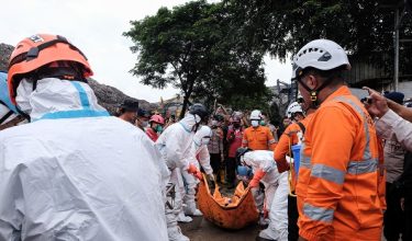 Proses pencarian mangsa diteruskan/ Foto Reuters