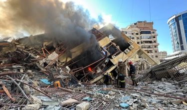 Antara bangunan kediaman yang diserang di Beirut/ Foto Reuters