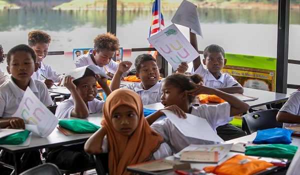 Murid-murid Orang Asli mengikuti Program Sekolah Terapung Tasik Banding, Gerik. / FOTO BERNAMA