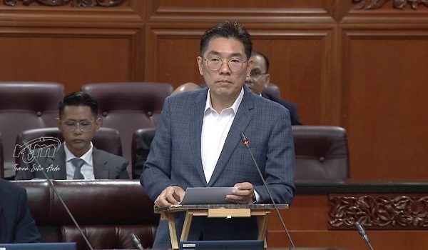 Timbalan Menteri Pelaburan, Perdagangan dan Industri, Sim Tze Tzin di Parlimen
