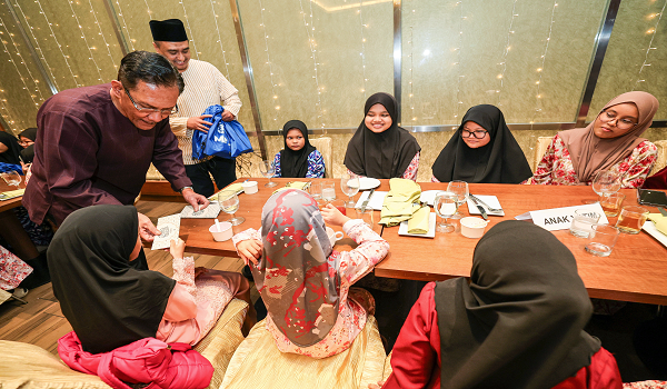 Presiden MFL, Datuk Ab Ghani Hassan beramah mesra dengan anak-anak yatim dan asnaf pada majlis berbuka puasa MFL bersama media./BERNAMA