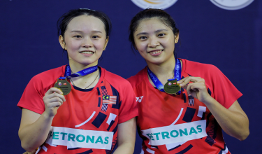 Pemain beregu wanita negara, Teoh Mei Xing (kanan) berpendapat pemain muda wajar diberikan peluang beraksi pada Piala Uber./BERNAMA