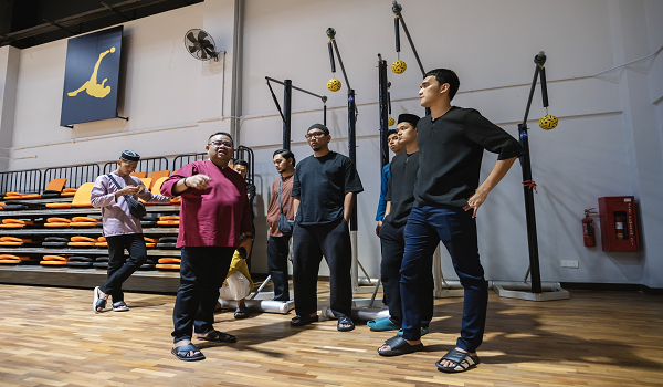 Presiden PSM, Datuk Mohd Sumali Reduan (dua, kiri) bersama pemain sepak takraw negara melawat Akademi Sepaktakraw Malaysia ketika hadir pada Majlis Berbuka Puasa PSM, semalam./BERNAMA