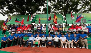 Datuk Seri Abdul Karim Rahman Hamzah (duduk, tengah) bergambar bersama pegawai dan peserta kejohanan