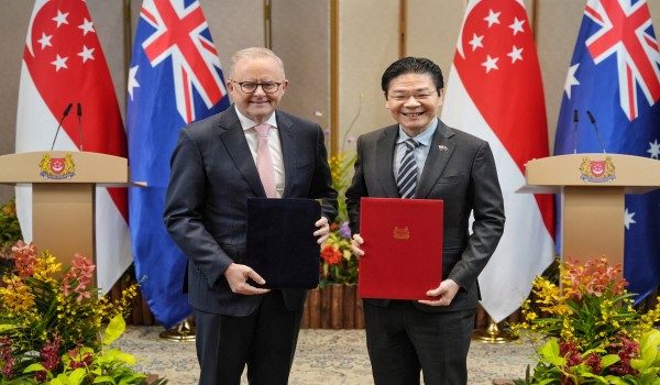Perdana Menteri Australia, Anthony Albanese (kiri) dan Perdana Menteri Singapura Lawrence Wong (kanan) / AFP