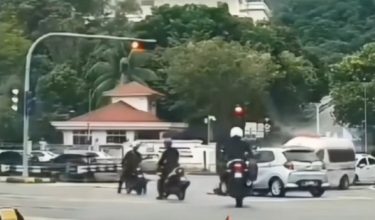 Pelajar wanita cedera selepas kereta dinaiki melanggar ambulans bertugas kecemasan di persimpangan lampu isyarat berhampiran USM, semalam/Foto orang awam