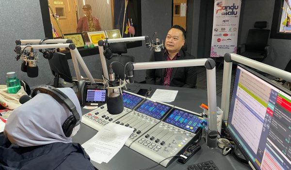 Ketua Penolong Pengarah Seksyen Radio RTM Sarawak, Marrill Chunggat dalam temubual khas sempena Hari RTM ke-79 di konti Sarawakfm