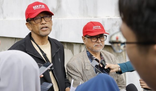 Setiausaha Agung SekPur Razali Zakaria (kiri) dan Pengerusi Biro Politik SekPur Shahbudin Embun (kanan) ketika sidang media hari ini/Foto BERNAMA