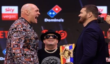 Tyson Fury (kiri) bersemuka dengan Arslanbek Makhmudov pada sidang media di London, 9 April 2026, menjelang pertarungan heavyweight mereka pada 11 April/Foto AFP