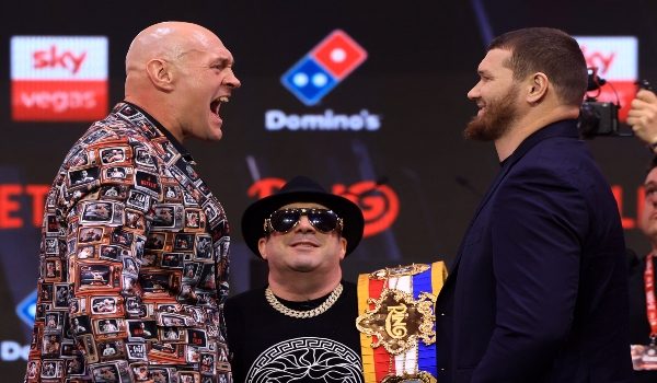 Tyson Fury (kiri) bersemuka dengan Arslanbek Makhmudov pada sidang media di London, 9 April 2026, menjelang pertarungan heavyweight mereka pada 11 April/Foto AFP