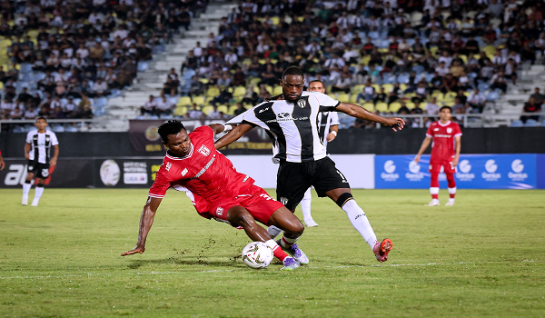 Pemain TFC, Yan Mabella (kanan) masih belum pasti dapat diturunkan dalam aksi Liga Super menentang JDT, esok./foto BERNAMA