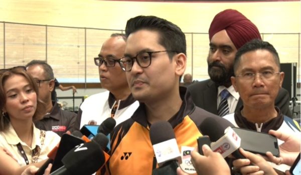 Menteri Belia dan Sukan, Dr Mohammed Taufiq Johari bercakap kepada media selepas meninjau sesi latihan skuad berbasikal trek negara di Velodrom Nasional Nilai./Foto RTM