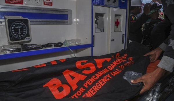 Dua mayat warga Singapura ditemukan dan dibawa untuk pengecaman/Foto Agensi