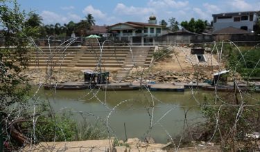 PASIR MAS, 12 April -- Tinjauan di sempadan Malaysia-Thailand Sungai Golok dimana seramai 34 pelajar dikesan memasuki negara ini melalui laluan tidak diwartakan di Pengkalan Haram Pohon Jambu, Rantau Panjang hari ini.

Difahamkan, kesemua pelajar berkenaan adalah dari sebuah sekolah menengah dan dua buah sekolah rendah termasuk sekolah agama melibatkan 22 perempuan dan 12 lelaki berusia antara tujuh hingga 16 tahun.

Berdasarkan siasatan awal polis kumpulan pelajar itu dikesan kira-kira 7 pagi ketika sepasukan anggota Strike Force/Tiger Platoon Kompeni A Batalion 9 PGA Kuala Terengganu sedang menjalankan rondaan dan pemantauan di kawasan sempadan.

-- fotoBERNAMA (2026) HAK CIPTA TERPELIHARA