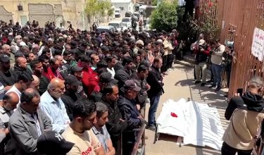 Penduduk Khan Younis adakan solat jenazah buat dua anggota polis yang terkorban dalam serangan rejim Zionis/ REUTERS