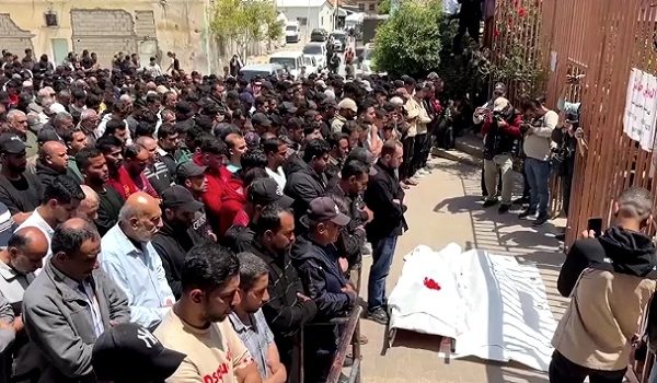 Penduduk Khan Younis adakan solat jenazah buat dua anggota polis yang terkorban dalam serangan rejim Zionis/ REUTERS