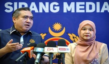 Menteri Pengangkutan Anthony Loke (kiri) bersama Menteri Pendidikan Fadhlina Sidek (kanan) bercakap pada sidang media selepas Majlis Peluncuran Program MyLesen B2 Sekolah (MyB2S)/ BERNAMA