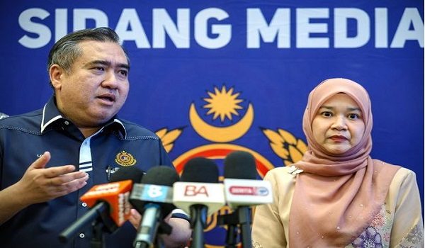 Menteri Pengangkutan Anthony Loke (kiri) bersama Menteri Pendidikan Fadhlina Sidek (kanan) bercakap pada sidang media selepas Majlis Peluncuran Program MyLesen B2 Sekolah (MyB2S)/ BERNAMA