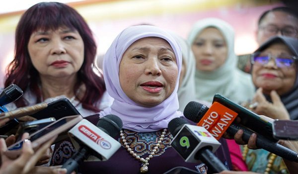 KUALA LUMPUR, 10 Mei -- Menteri Pembangunan Wanita, Keluarga dan Masyarakat Datuk Seri Nancy Shukri bercakap kepada pemberita selepas Majlis Perasmian Sambutan Hari Ibu Peringkat Kebangsaan 2026 di Pusat Dagangan Dunia Kuala Lumpur hari ini.

Turut sama Timbalan Menteri Pembangunan Wanita, Keluarga dan Masyarakat Lim Hui Ying.

-- fotoBERNAMA (2026) HAK CIPTA TERPELIHARA
