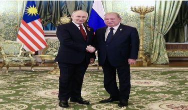 Sultan Ibrahim (kanan) bersama Presiden Rusia, Vladimir Putin ketika bertemu di Moscow/Foto FB Sultan Ibrahim Sultan Iskandar