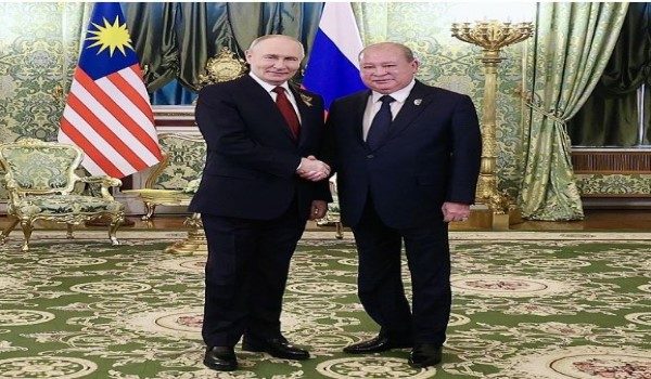 Sultan Ibrahim (kanan) bersama Presiden Rusia, Vladimir Putin ketika bertemu di Moscow/Foto FB Sultan Ibrahim Sultan Iskandar