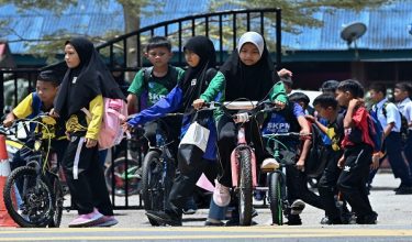 MARANG, 27 Mac -- Sebahagian murid sekolah memakai pakaian sukan ekoran cuaca panas ketika tinjauan fotoBERNAMA di Sekolah Kebangsaan Padang Mengkuang hari ini.

Terdahulu media melaporkan Kementerian Kesihatan Malaysia (KKM) menyarankan supaya aktiviti luar bilik darjah ditangguhkan sementara waktu di lokasi yang berstatus cuaca panas tahap satu iaitu keadaan suhu maksimum harian melebihi 35 darjah Celcius hingga 37 darjah Celcius.

Menurut Ketua Pengarah Kesihatan, Dr Muhammad Radzi Abu Hassan, pendedahan kepada cuaca panas secara berpanjangan boleh memudaratkan kesihatan terutamanya kepada golongan yang berisiko tinggi seperti kanak-kanak, warga emas, dan mereka yang menghidap penyakit kronik.


--fotoBERNAMA (2024) HAK CIPTA TERPELIHARA