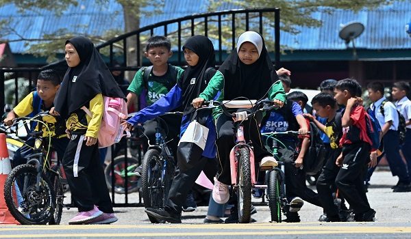 MARANG, 27 Mac -- Sebahagian murid sekolah memakai pakaian sukan ekoran cuaca panas ketika tinjauan fotoBERNAMA di Sekolah Kebangsaan Padang Mengkuang hari ini.

Terdahulu media melaporkan Kementerian Kesihatan Malaysia (KKM) menyarankan supaya aktiviti luar bilik darjah ditangguhkan sementara waktu di lokasi yang berstatus cuaca panas tahap satu iaitu keadaan suhu maksimum harian melebihi 35 darjah Celcius hingga 37 darjah Celcius.

Menurut Ketua Pengarah Kesihatan, Dr Muhammad Radzi Abu Hassan, pendedahan kepada cuaca panas secara berpanjangan boleh memudaratkan kesihatan terutamanya kepada golongan yang berisiko tinggi seperti kanak-kanak, warga emas, dan mereka yang menghidap penyakit kronik.


--fotoBERNAMA (2024) HAK CIPTA TERPELIHARA