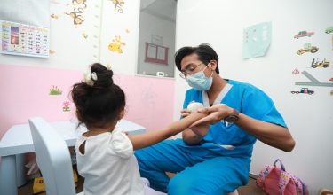 KUALA LUMPUR, 3 April -- Ahli Terapi Autism Gym Centre Fiqry Yazid mengurus dan melatih anak autism di Autism Gym Centre.

Gangguan Spektrum Autisme atau ASD merupakan satu keadaan perubatan yang boleh berlaku kepada kanak-kanak, merentasi gender dan bangsa.

Menurut portal rasmi Kementerian Kesihatan MyHEALTH, ASD atau autisme adalah  gangguan pertumbuhan tumbesar individu dalam jangka masa panjang yang memberi kesan kepada pemikiran kanak-kanak dan dalam proses informasi.

--fotoBERNAMA (2024) HAK CIPTA TERPELIHARA