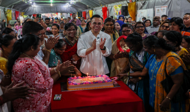 Menteri Pembangunan Usahawan dan Koperasi (KUSKOP) Steven Sim Chee Keong bersama golongan ibu memotong kek pada Karnival Jualan serta Sesi Libat Urus Usahawan MAICCI bersama agensi-agensi KUSKOP sempena sambutan Hari Ibu di Jalan Stesen, Bukit Mertajam