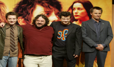 Pengarah, penerbit Francais LOTR, Peter Jackson (tengah) bersama barisan para pelakon/Foto Reuters