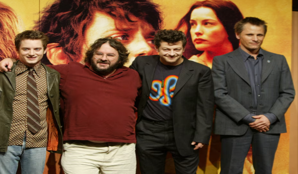 Pengarah, penerbit Francais LOTR, Peter Jackson (tengah) bersama barisan para pelakon/Foto Reuters