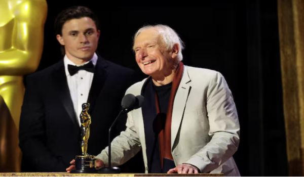 Pengarah filem Australia, Peter Weir menerima anugerah kehormat Oscar pada 2022/ Foto Reuters