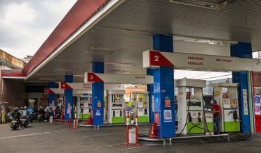Motorists queue at a petrol station in Surabaya, Indonesia's East Java province on March 9, 2026. The price of the main US benchmark for oil surged more than 30 percent on March 9 over concerns that the Middle East war could create prolonged supply disruptions. (Photo by JUNI KRISWANTO / AFP)