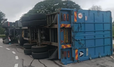 Keadaan lori yang terbalik selepas