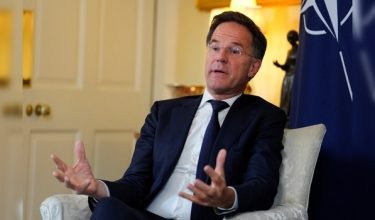 Setiausaha Agung Pertubuhan Perjanjian Atlantic Utara (NATO), Mark Rutte di Downing Street. - Foto AFP