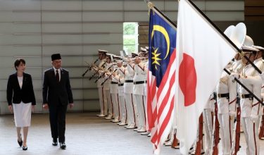 TOKYO, 10 Jun -- Perdana Menteri Datuk Seri Anwar Ibrahim diiringi rakan sejawatnya dari Jepun Sanae Takaichi memeriksa kawalan kehormat sempena sambutan rasmi lawatan beliau di Pejabat Perdana Menteri hari ini.

--fotoBERNAMA (2026) HAK CIPTA TERPELIHARA


TOKYO, June 10 -- Prime Minister Datuk Seri Anwar Ibrahim accompanied by his Japanese counterpart Sanae Takaichi inspects a guard of honour during an official welcoming ceremony at the Prime Minister's Office today.

--fotoBERNAMA (2026) COPYRIGHT RESERVED