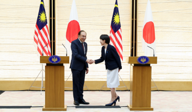 Perdana Menteri Datuk Seri Anwar Ibrahim bersalaman dengan rakan sejawatnya dari Jepun Sanae Takaichi pada sambutan rasmi lawatan beliau di Pejabat Perdana Menteri hari ini.