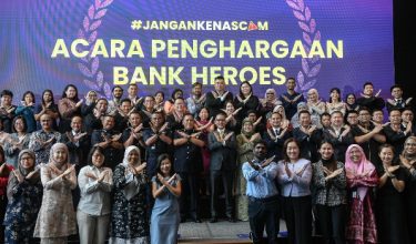 KUALA LUMPUR, 10 Jun -- Pengarah JSJK Bukit Aman Datuk Rusdi Mohd Isa (tengah) bergambar bersama 68 kakitangan bank yang cemerlang dalam melindungi pelanggan daripada penipuan kewangan pada Majlis Penghargaan Wira Bank #JanganKenaScam 2026 di Menara KEN Taman Tun Dr Ismail hari ini.

Turut hadir Pengerusi bagi Pasukan Petugas Kebangsaan untuk Membanteras Penipuan dan Ketua Pegawai Eksekutif Kumpulan Perkhidmatan Kewangan Komuniti Maybank, Syed Ahmad Taufik Albar dan Ketua Polis Kuala Lumpur Datuk Fadil Marsus.

-- fotoBERNAMA (2026) HAK CIPTA TERPELIHARA