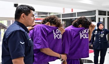 KUALA TERENGGANU, 10 Jun -- Dua lelaki tempatan direman tujuh hari bermula hari ini sehingga Selasa depan, bagi membantu siasatan kes pukul seorang warga asing dan merosakkan harta benda di sebuah kedai runcit di daerah Marang, semalam.

Perintah reman terhadap kedua-dua suspek berusia lingkungan 20-an itu dikeluarkan Majistret Sharifah Amirda Shasha Amir Shariffuddin, di Mahkamah Majistret Kuala Terengganu di sini. 

Ketua Polis Terengganu Datuk Mohd Khairi Khairuddin dalam kenyataan hari ini berkata kejadian yang berlaku pada 7.25 malam itu, berpunca daripada salah faham antara mangsa dan beberapa individu tempatan berusia 20-an yang mengakibatkan kecederaan kepada mangsa serta kerosakan harta benda.

--fotoBERNAMA (2026) HAK CIPTA TERPELIHARA