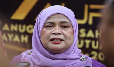 KUALA LUMPUR, 12 Nov  Timbalan Menteri Kemajuan Desa dan Wilayah Datuk Rubiah Wang dalam sebuah sidang media selepas Majlis Anugerah Usahawan MARA (AURA) peringkat Negeri Selangor dan Wilayah Persekutuan Kuala Lumpur (WPKL) 2025 di Pusat Dagangan Dunia, malam ini.

Seramai 24 usahawan dari WPKL dan Selangor dinobatkan sebagai penerima AURA peringkat negeri bagi 12 kategori yang dipertandingkan.

--fotoBERNAMA (2025) HAK CIPTA TERPELIHARA