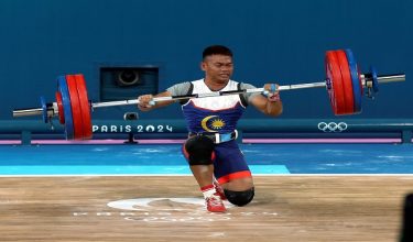 Mohamad Aniq Kasdan ketika beraksi dalam acara angkat berat lelaki kategori 61kg pada Sukan Olimpik Paris 2024. Foto BERNAMA
