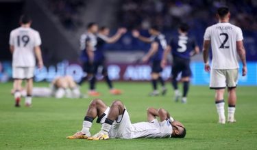 Pemain pertahanan Indonesia Yance Sayuri (tengah) pada penghujung perlawanan bola sepak kelayakan Piala Dunia Asia Kumpulan C antara Jepun dan Indonesia di Osaka. Foto AFP