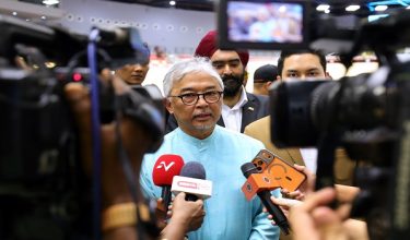 NILAI, 10 Jun -- Sultan Pahang, Al-Sultan Abdullah Ri’ayatuddin Al-Mustafa Billah Shah berkenan diwawancara media selepas menyaksikan Kejohanan Berbasikal Trek Kebangsaan di Velodrom Nasional hari ini.

--fotoBERNAMA (2026) HAK CIPTA TERPELIHARA